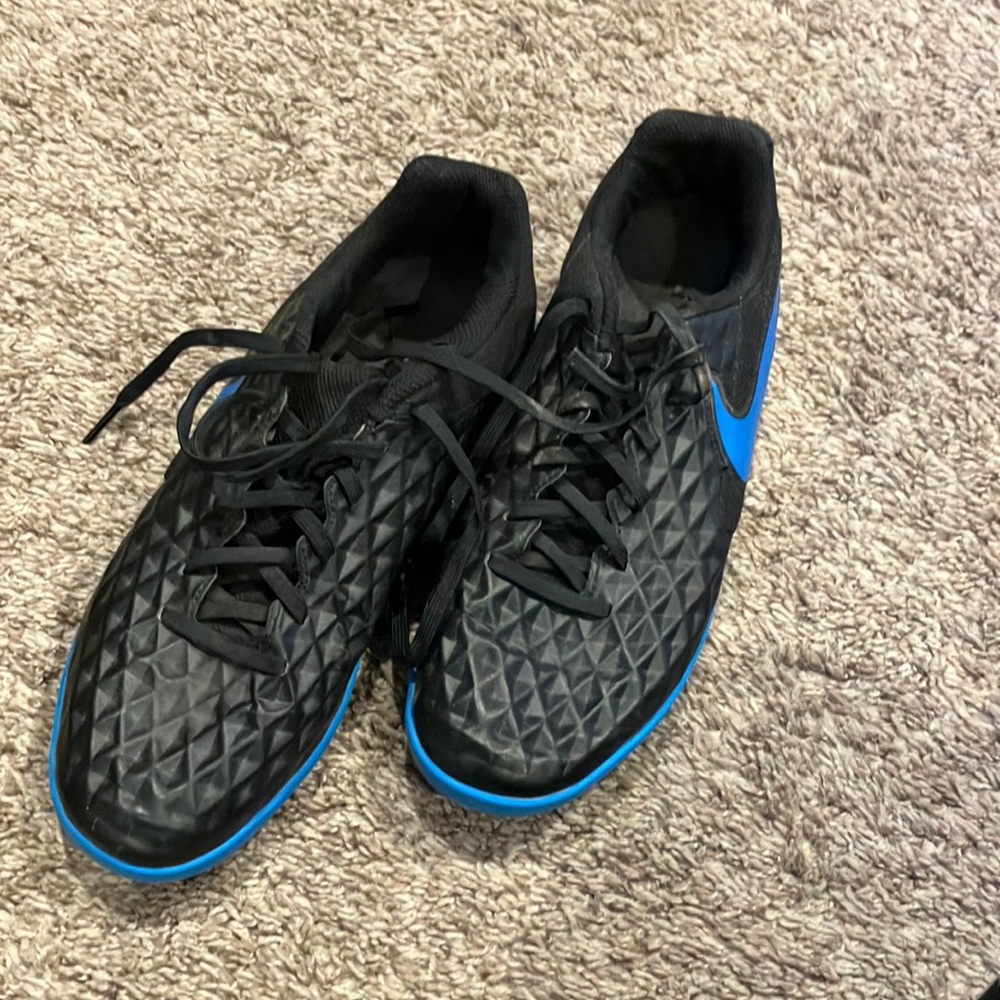 Nike Tiempo men’s size 8 indoor soccer shoe
